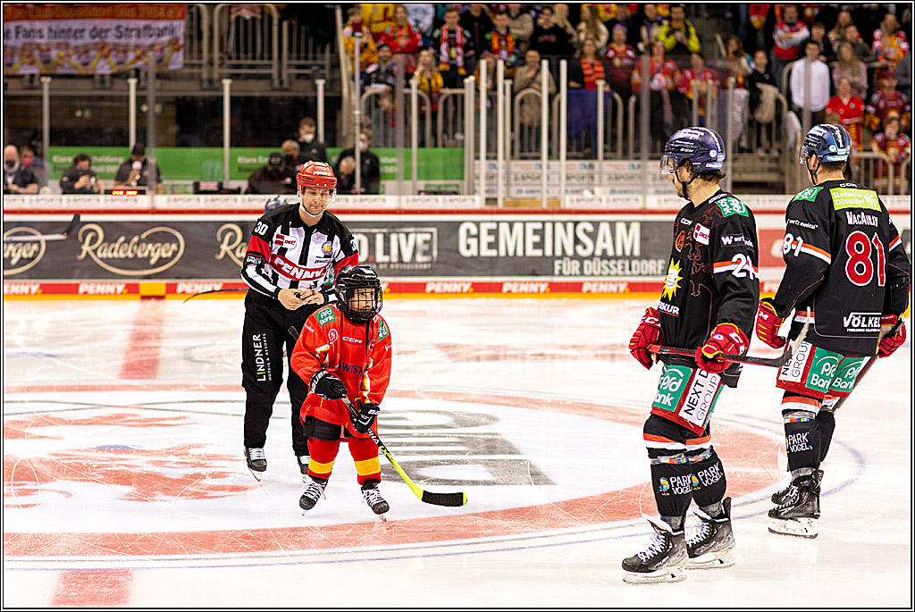 PENNY DEL Viertelfinale 4. Spiel; Duesseldorfer EG - Red Bull Muenchen; Duesseldorf, 16.04.2022